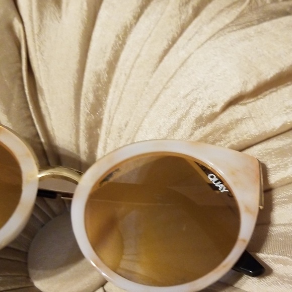 Quay Sunglasses - Picture 2 of 4